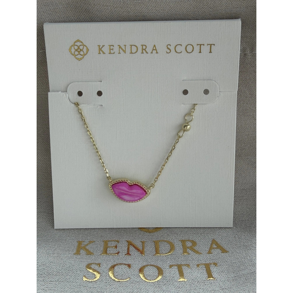 Kendra Scott Lips Pendant Necklace in Hot Pink
